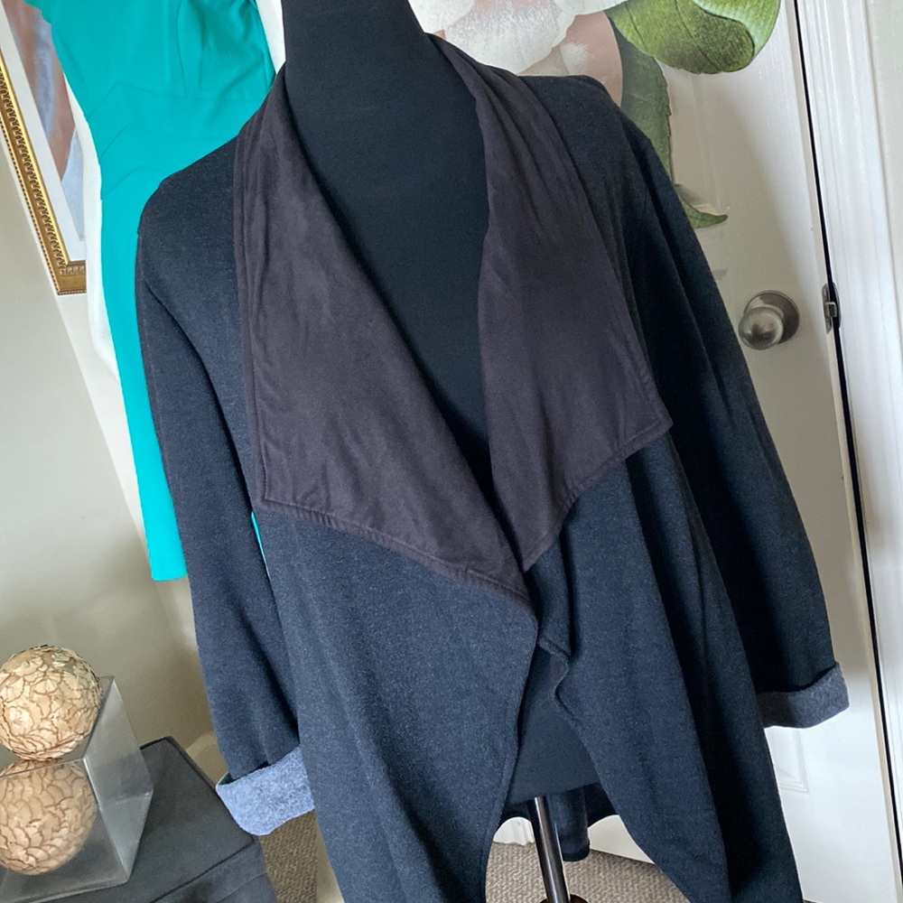 Fabulous swing jacket! Two tone, lined, long sleeves, wow!